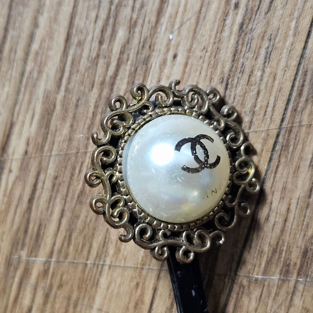 Vintage Chanel Faux Pearl CC Logo Beauty Hair Pin Gold Tone Filigree Bobby Pin - Picture 3 of 4